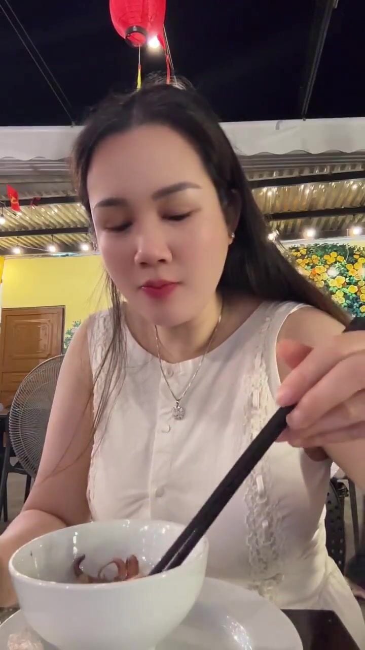 Ăn mực là phụ, còn khoe Vú mới là chính